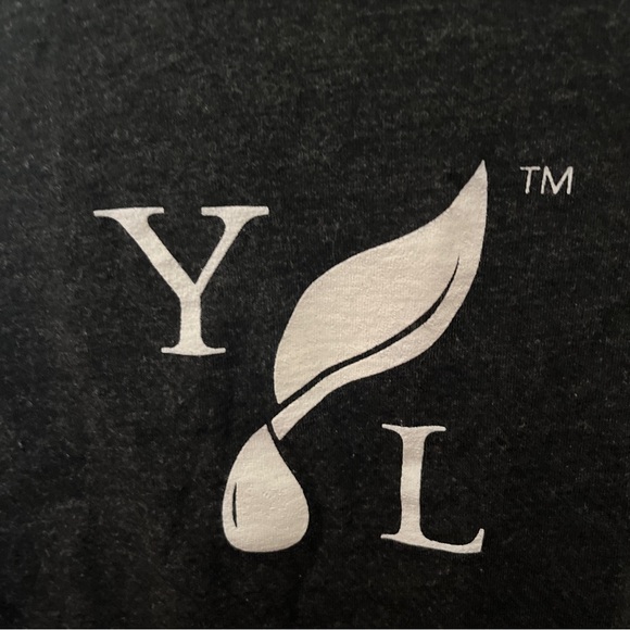 Essential Oil Graphic T-shirt - Picture 3 of 10
